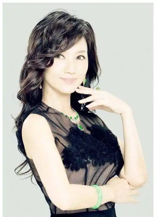 43岁赵雅芝近照曝光,气质优雅大方,惊艳了一回_皮肤_女神_蓝色