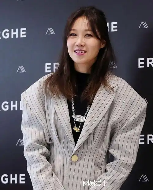 孔孝真近照, 齐刘海配土味卷发, 女神形象全毁了|发型|减龄|中长发