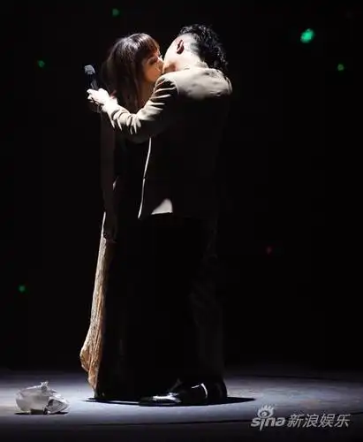 陈奕迅受到众多圈中好友支持何韵诗在微博上发布和谢霆锋当晚现身