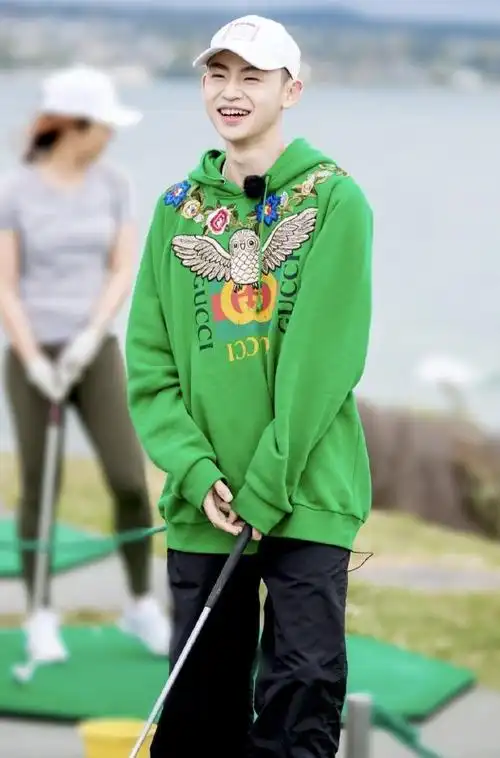 小鬼王琳凯穿军绿色外套扎小辫戴墨镜超酷脖子上的金链亮了