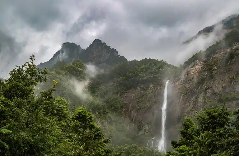 上一页 下一页 作品名称: 秀峰瀑布  作品描述:   拍摄地点: 庐山秀峰