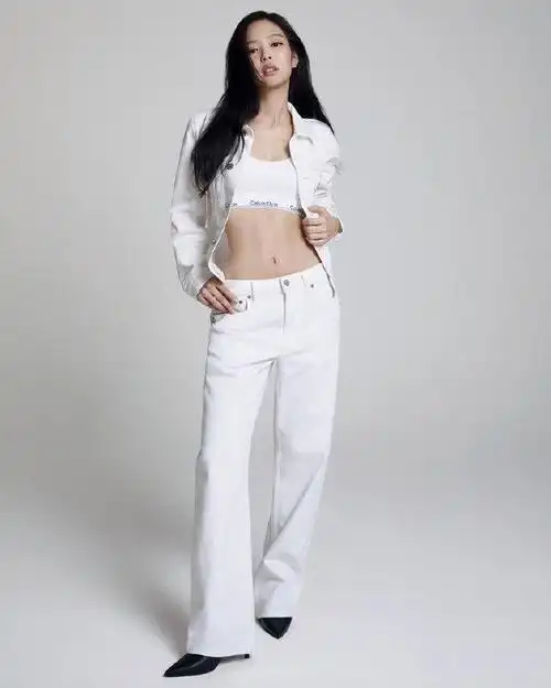 jennie身穿黑色露肩短裙,气场强大,苗条身材和背部曲线吸睛