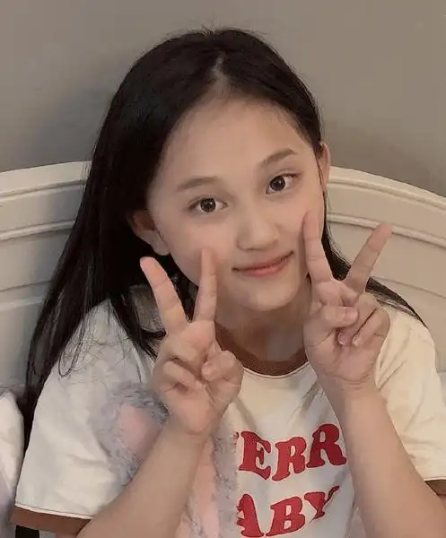 "小葡萄"长大了,14岁成长腿美女,模样和小时候变化大|童星|小圆脸