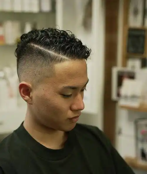 男发别乱剪,周边铲短头顶烫卷正流行,男士新选择引领潮流风尚|发型