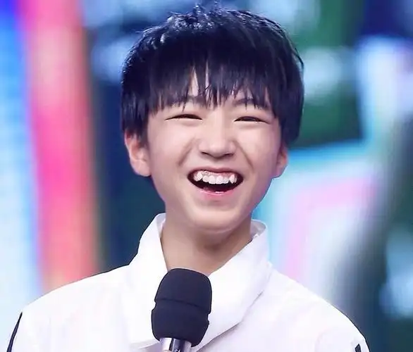 王俊凯笑成叉烧包虎牙少年笑容超治愈