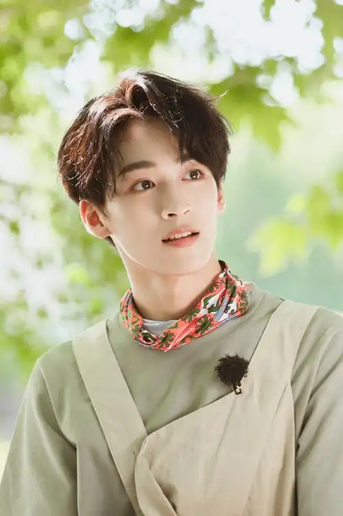 何洛洛首次担任户外真人秀节目的常驻嘉宾,综艺感十足,每期节目都饱含