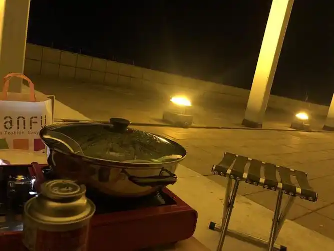 外地务工的小幸福,冬天在天台煮火锅喝啤酒看星星