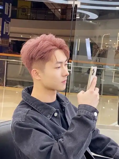 男生流行发型香槟玫瑰色夏季显白发色