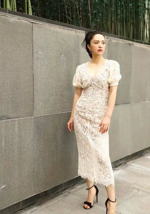 董璇出席活动,身穿白色连衣裙,美得像个公主_开幕式_极致_气质