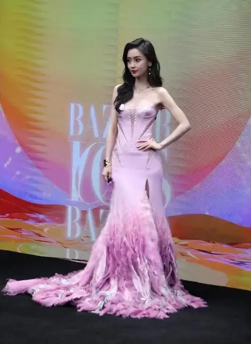 迪丽热巴玩性感,明明身材丰满,却要拼命的捂住胸口|唐嫣|杨幂|杨紫