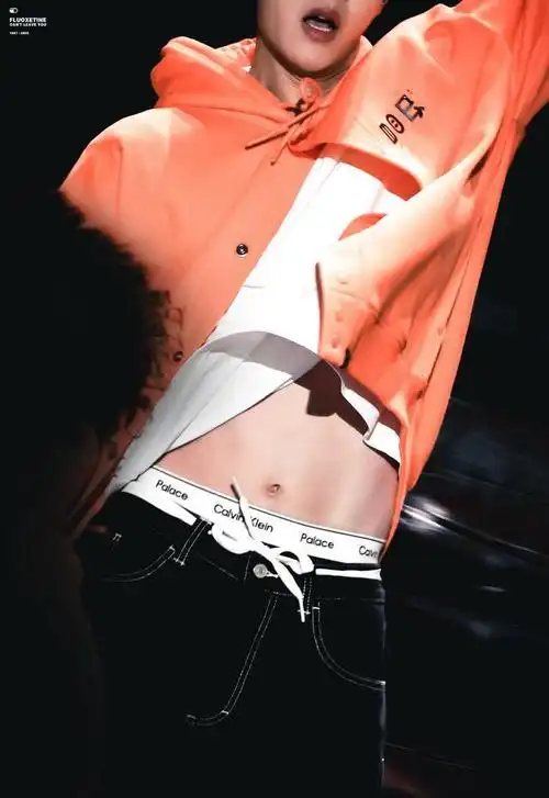 240126 荧幕之星,王一博腹肌线条引网友热议潮流风暴!