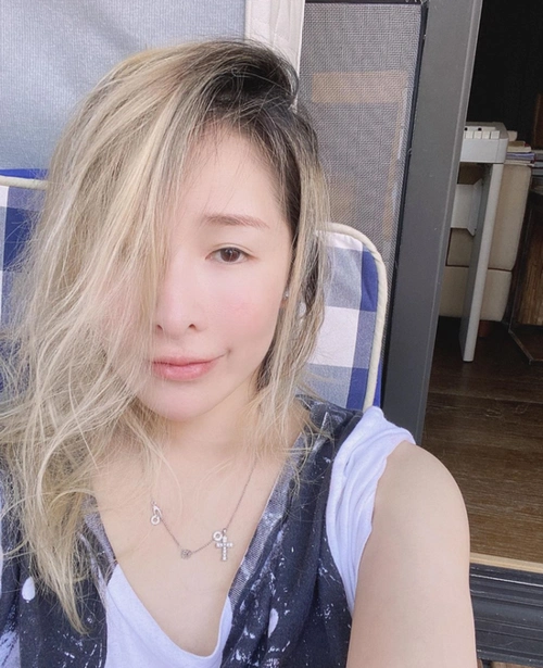 萧亚轩分享晒太阳自拍 发丝微乱挡脸对镜浅笑