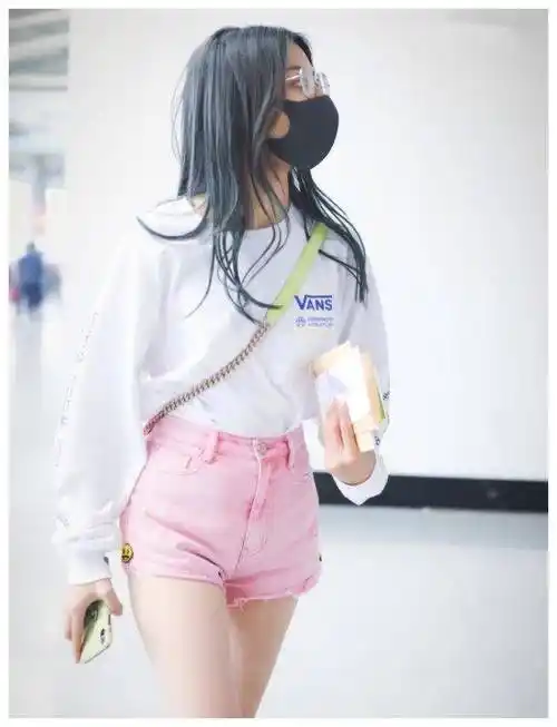 原创杨超越刚夸完老板的衣品自己就懂得穿西装搭安全裤偷偷学的吧