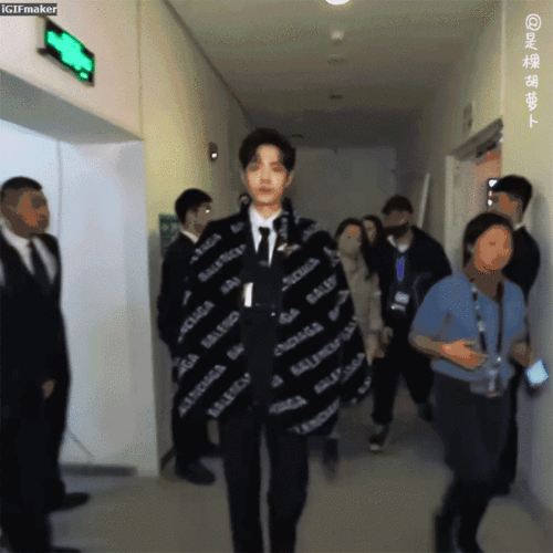 是走在路上没人敢搭讪的样子 肖战霸道总裁风走路合集