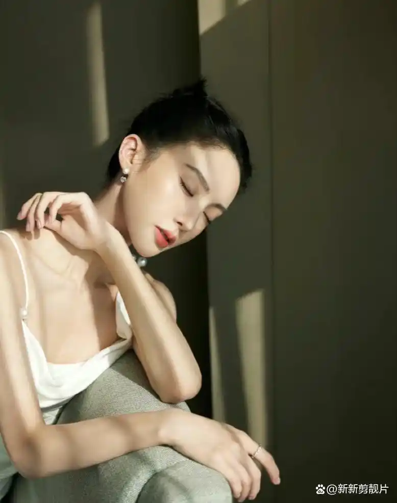 北舞校花金晨时尚美照,性感迷人,魅力十足