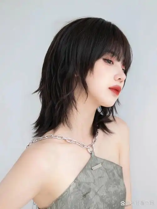 短发女生都爱的鲻鱼头发型 可a可飒,酷感十足 黑茶色的搭配更清新自然