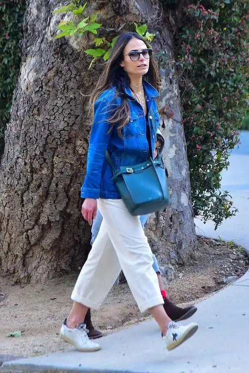 乔丹娜布鲁斯特街拍牛仔夹克celine水桶包ggdb小白鞋居家简约