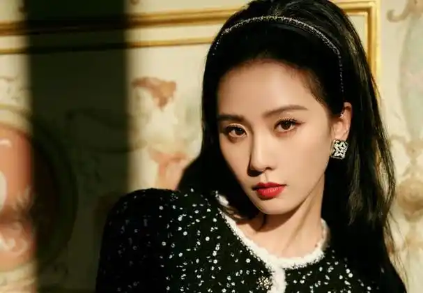 久违的刘诗诗一身经典小香风套装现身,搭配披肩长发,优雅尽显,点睛之