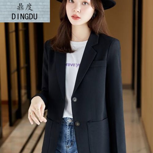 黑色小西装怎么搭配(黑色的小西装内搭什么颜色)