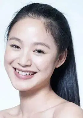 虽然五官平平,但不可否认周韵确实是漂亮的.