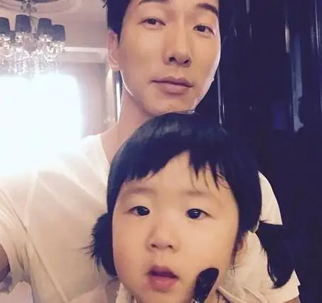 张亮携女儿拍大片 张亮儿子发文调侃实力炫妹