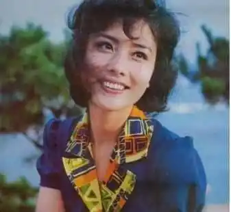 杜志国的第一任妻子是舞蹈演员杨丽,杜志国在25岁时结婚,婚后育有一子