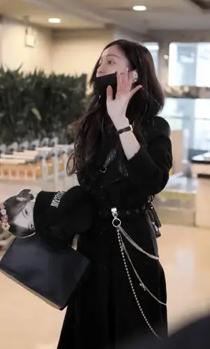 吴宣仪演唱会后现身机场 睡眼惺忪没精神