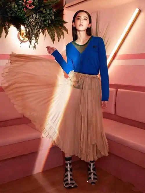 古力娜扎真大胆巴掌小的短裙也穿得下体重96斤假的吧