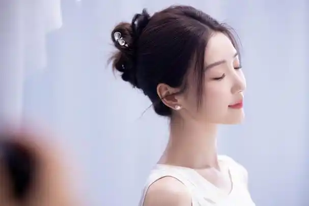 毛晓彤纯白连身裙 盘起长发 优雅起舞 甜美动人 如一朵盛开的百合