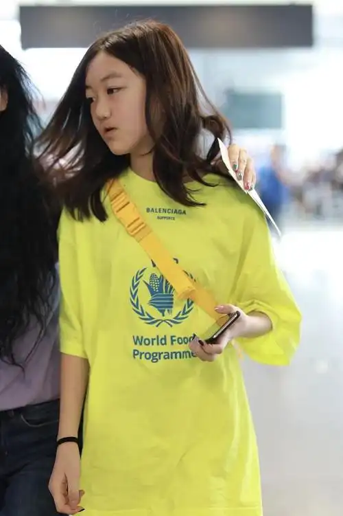 近日,一则关于王菲女儿李嫣的新闻在社交媒体上热传,李嫣涂上红唇的美