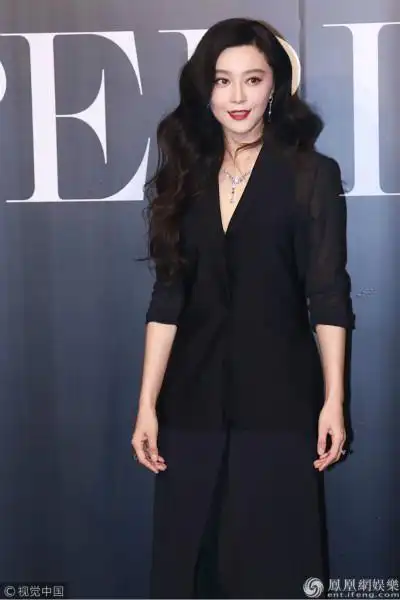 范冰冰大波浪配红唇 撩发妩媚尽显女王范