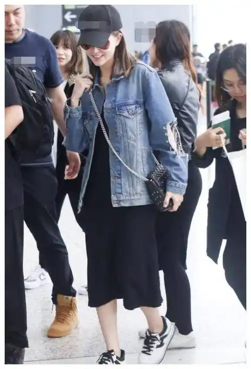 原创昆凌简直是行走的画报165身高穿出超模气场胸以下全是腿