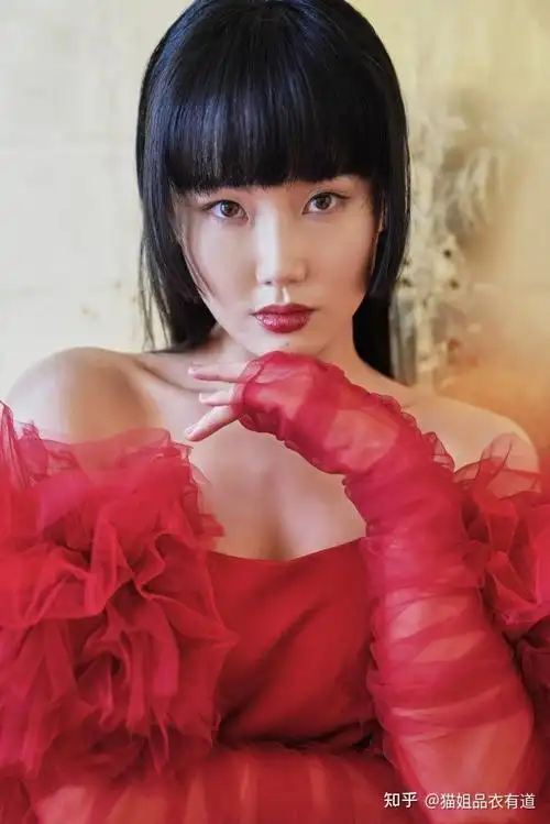 黄龄这红裙也太挤了身材曲线撑得明显我是羡慕了