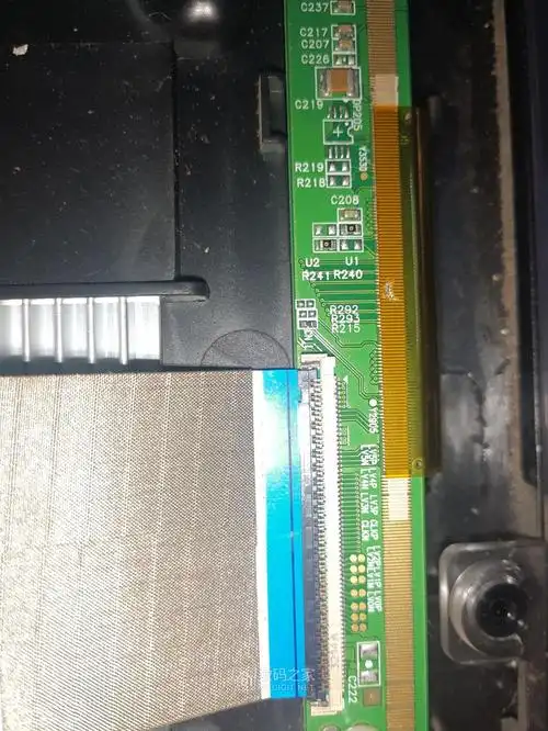 各位高手请帮帮忙长虹液晶电视的线路板排线被螺丝顶坏了