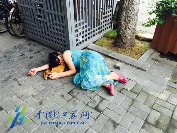 南京街头一女子中暑倒地 热心市民纷纷帮忙