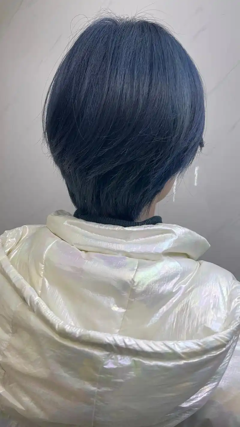 抖音图文来了 #高级短发 #精致短发  #雾霾蓝发色 #质 - 抖音