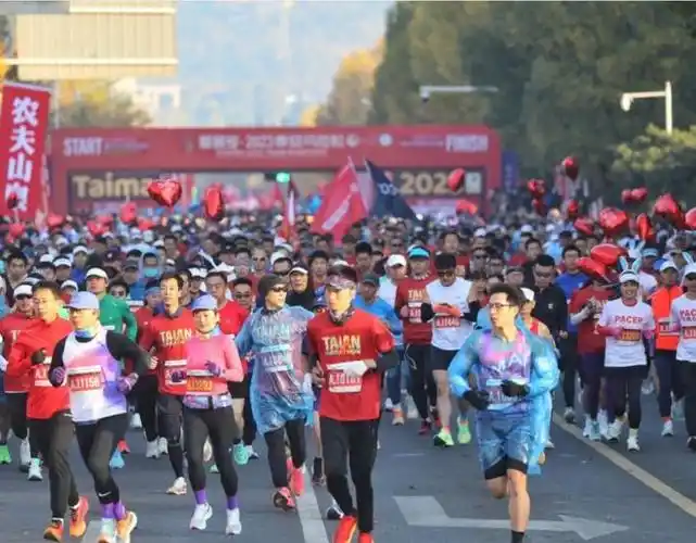 泰安马拉松险出人命太多跑者凑热闹不懂量力而行田协该管管了