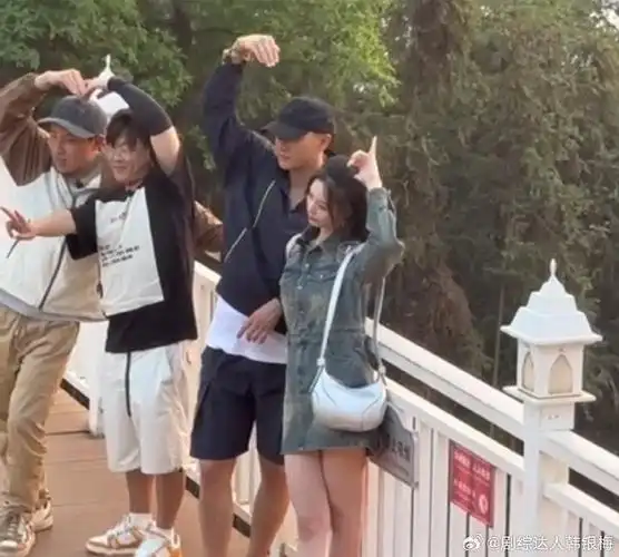 黄子韬徐艺洋落日合照,黄子韬邀请徐艺洋比心拍照,看出来徐艺洋有点