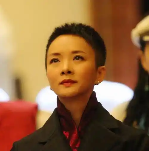 泼辣"李香秀"谢兰,一袭开叉旗袍温婉端庄,配上寸头短发好大气_细节