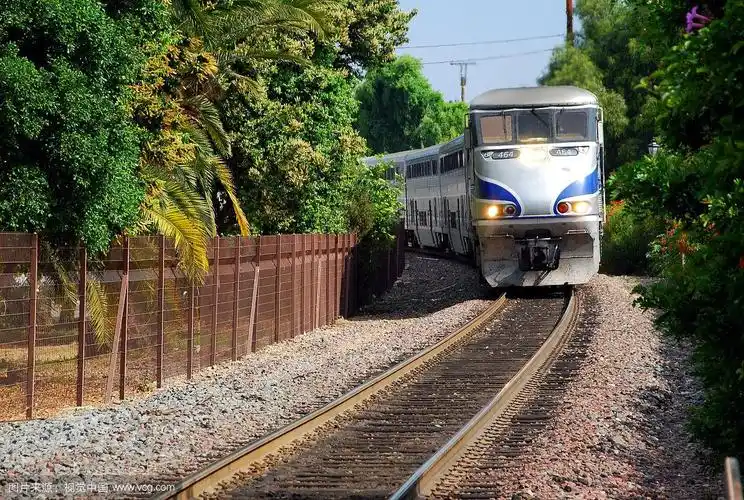 一列客运火车正在拐弯.