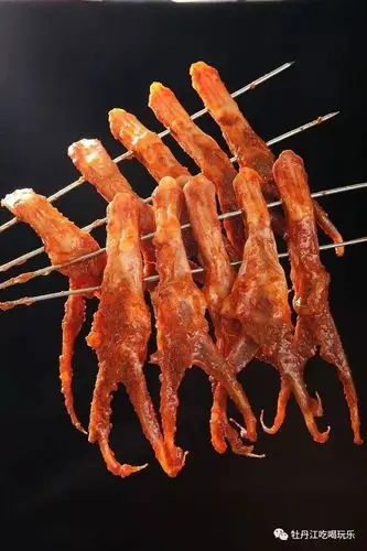 烤出来的鸭舌不干反而还留有其本身的汁水.口味超棒,辣是自然的.