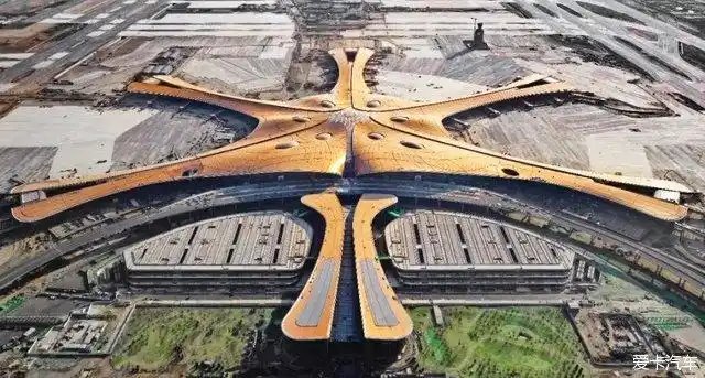 惊艳~震撼!航拍北京新机场…【转】