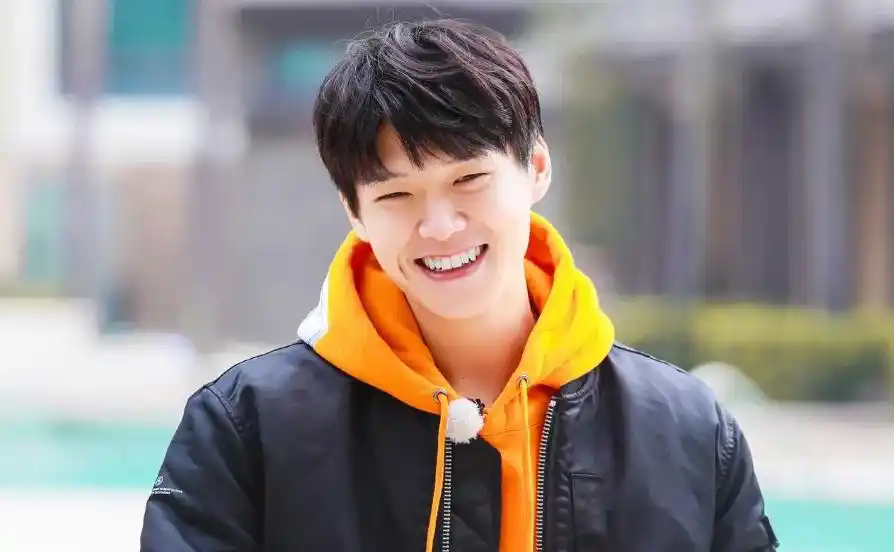 魏大勋笑起来真的还蛮可爱的,很阳光,而且很有趣,综艺感很好