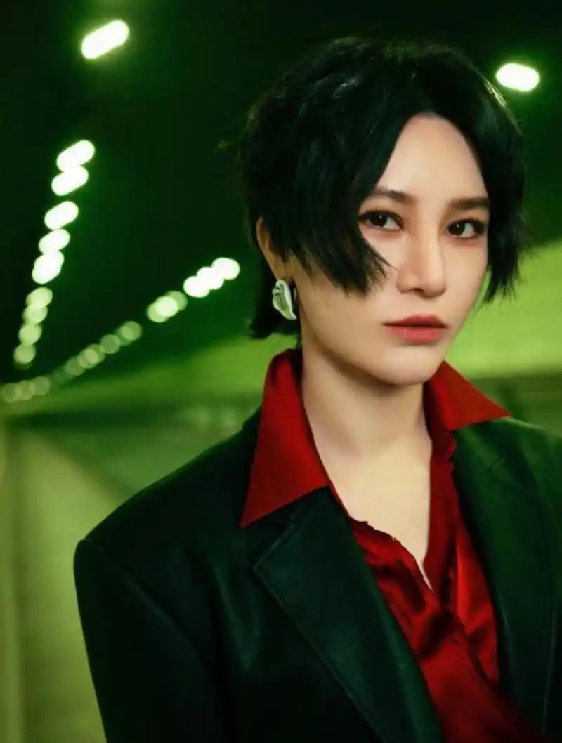 尚雯婕两边的头发是梳不上去吗?发型不管怎么变,头发都在两边挡着.