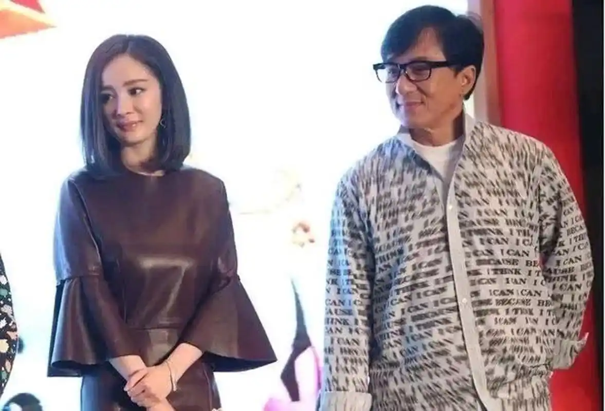 2003年,49岁的成龙和17岁的杨幂拍了一个机车广告,结束之后,成龙拿到