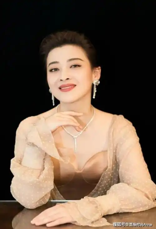 原创44岁梅婷穿波点薄纱裙,领口开叉到肚脐真敢穿,为了造型真是拼了