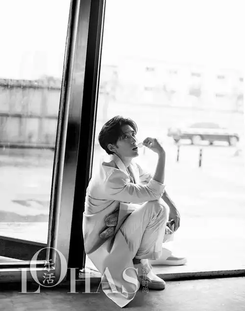 窦骁封面氧气感十足 清新活力展暖男气质