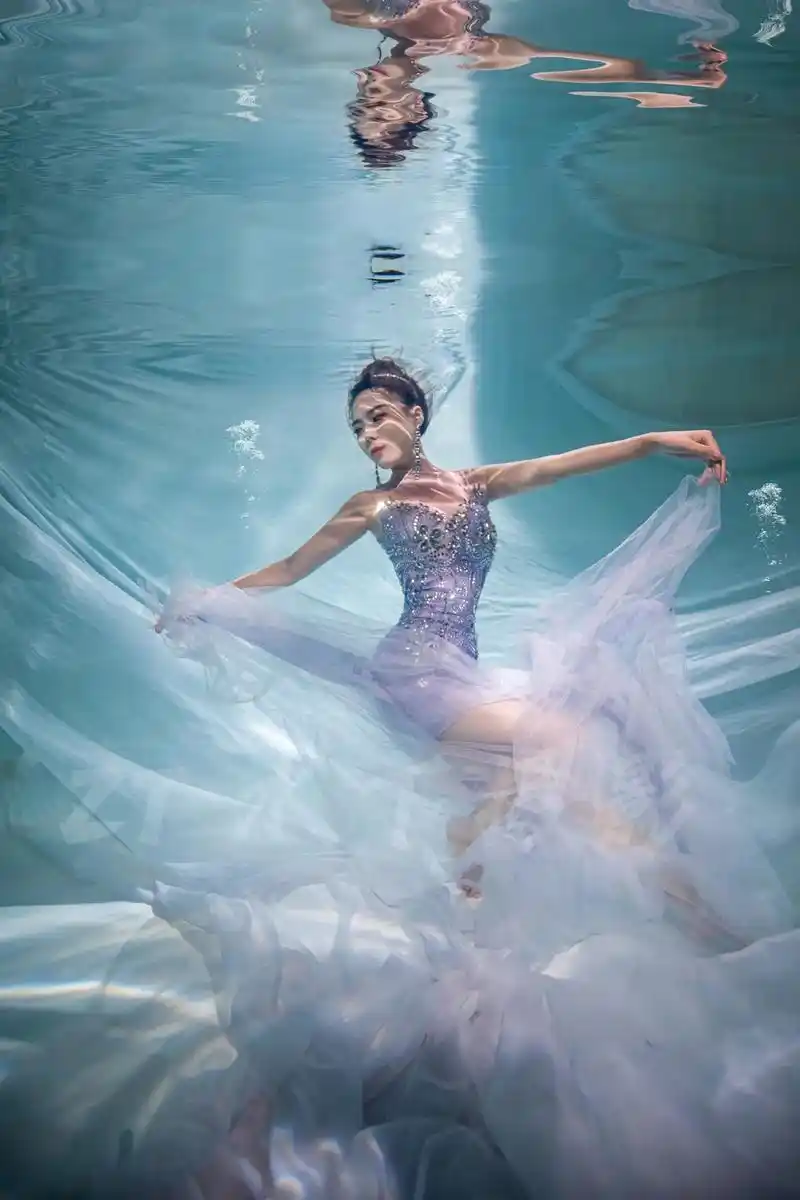 水中美人如画.客人都太棒了,不会游泳也可以拍的水下写真#摄影 - 抖音