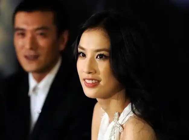 黄圣依离开星辉后,杨子还专门给她成立了影视公司,并且为他们亲自制定