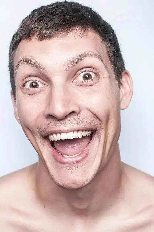 男人做鬼脸图片下载